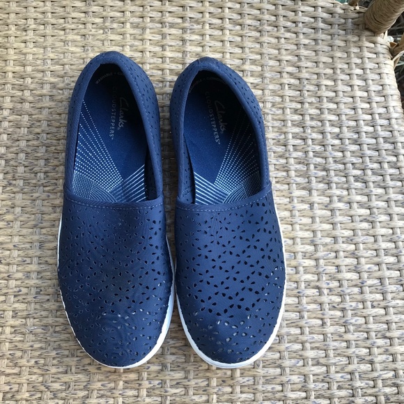 Clarks Women’s Cloudsteppers Breeze Emily Flats-9W Navy - Picture 1 of 5